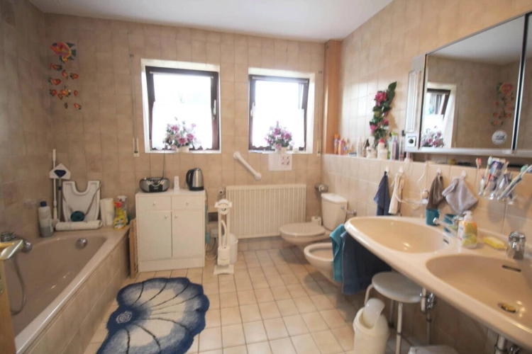 Großes Hauptbad mit Wanne, Dusche u. Bidet EG