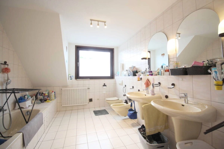 Großzügiges Bad mit Wanne u. Dusche OG