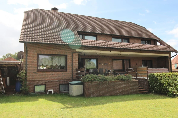 Gartenansicht ZFH mit Loggia OG u. Freisitz EG