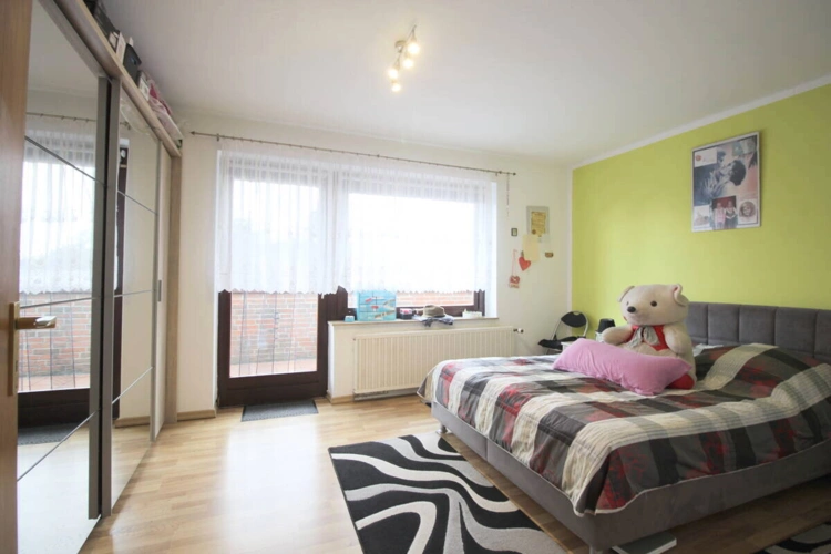 Eltern-Schlafzimmer mit Loggiazugang OG