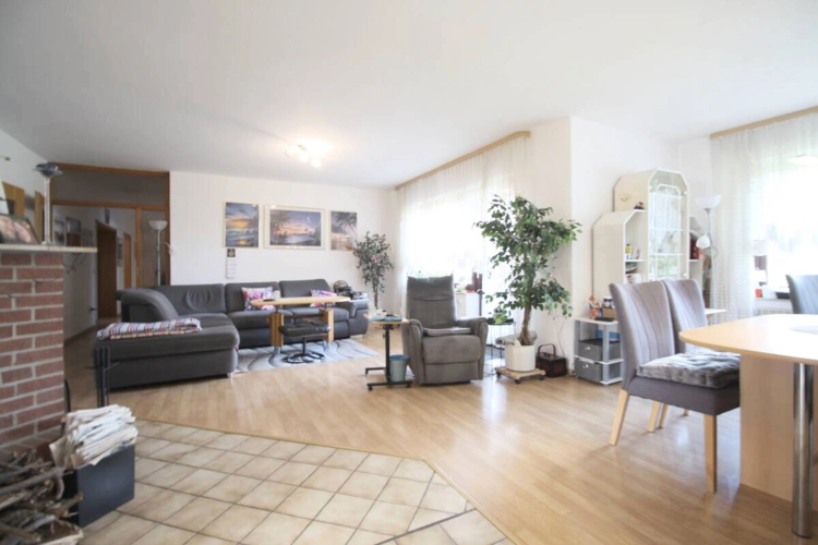 Offener Wohn- u. Essbereich mit Zugang Terrassenzugang EG