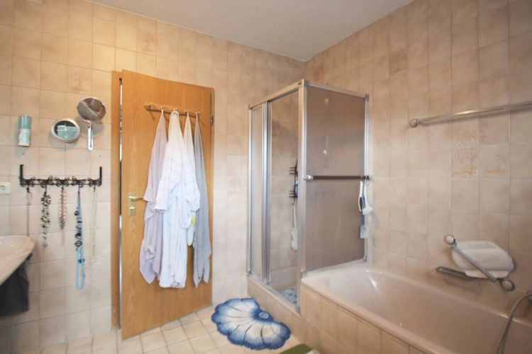 Hauptbad mit Wanne u. Dusche EG