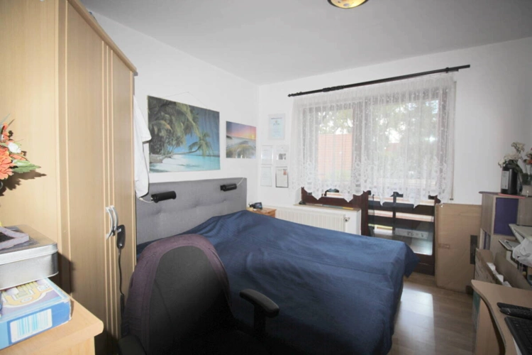 Eltern-Schlafzimmer mit Terrassenzugang EG