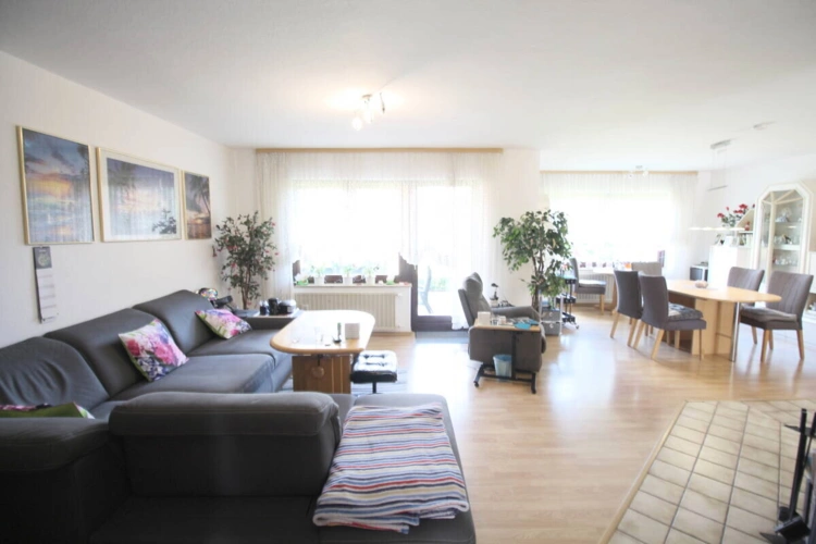 Gr. Wohnzimmer mit Essbereich u. offenem Kamin EG
