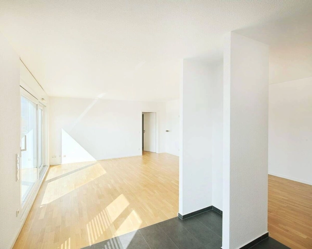 Küche/ Wohnzimmer mit Zugang zum Balkon
