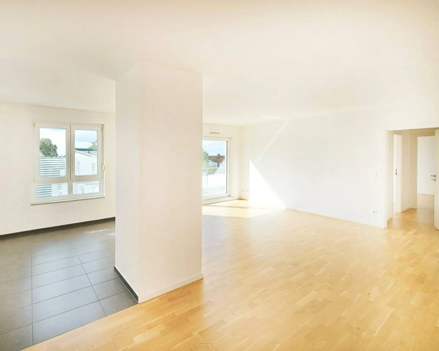 Küche/ Wohnzimmer mit Zugang zum Balkon