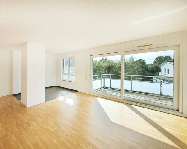 Küche/ Wohnzimmer mit Zugang zum Balkon