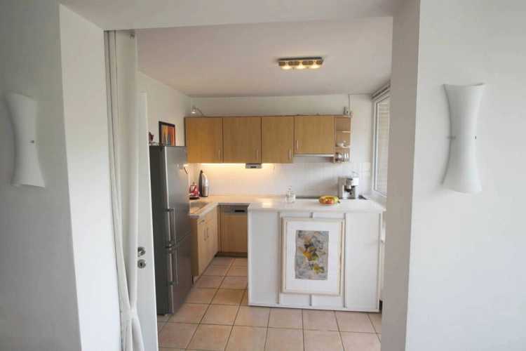 Offene EBK vom Wohnzimmer betrachtet