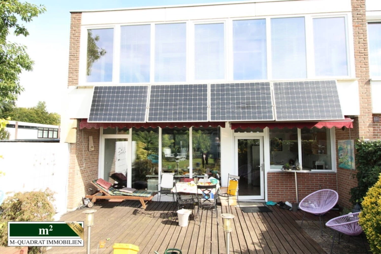 Terrasse mit Balkon-PV-Anlage u. großer Fensterfläche