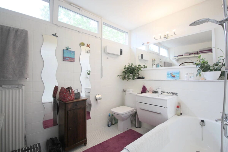 Bad mit Wanne und neuen Armaturen OG