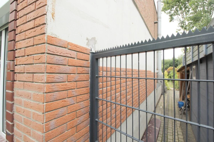 Eingefriedeter Garten mit lfd. Dämmmaßnahmen an der Fassade