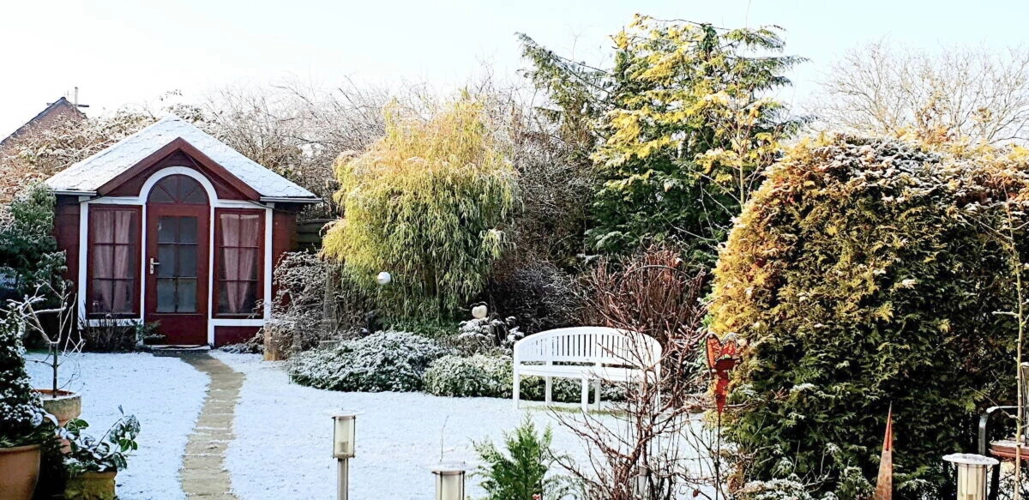 Garten und Gartenhaus im Schnee