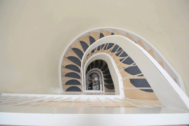 Stilelement einer doppelt gewendelten Holztreppe