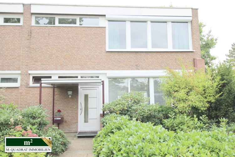 Straßenansicht mit Vorgarten u. Zugang Endreihenhaus