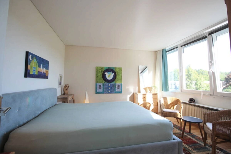 Eltern-Schlafzimmer mit elektr. Außenrollläden OG