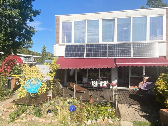 Gartenblick auf Endreihenhaus mit PV-Anlage