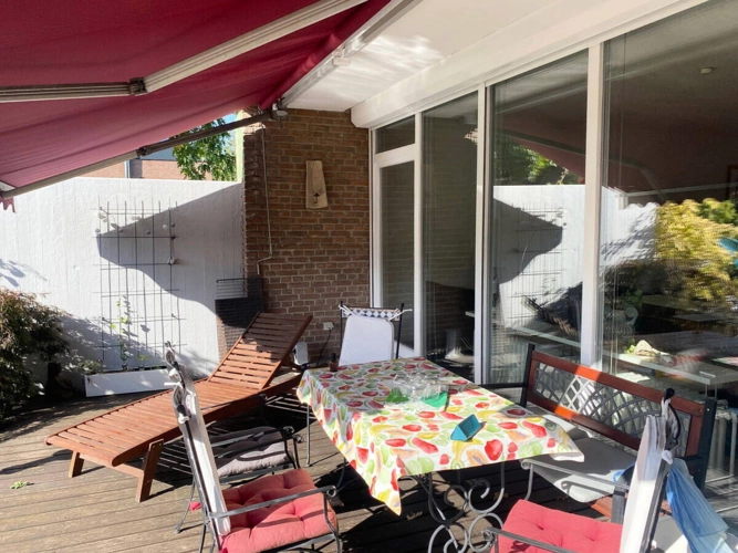 Überdachte Terrasse mit zusätzlichen Markisen ausgestattet