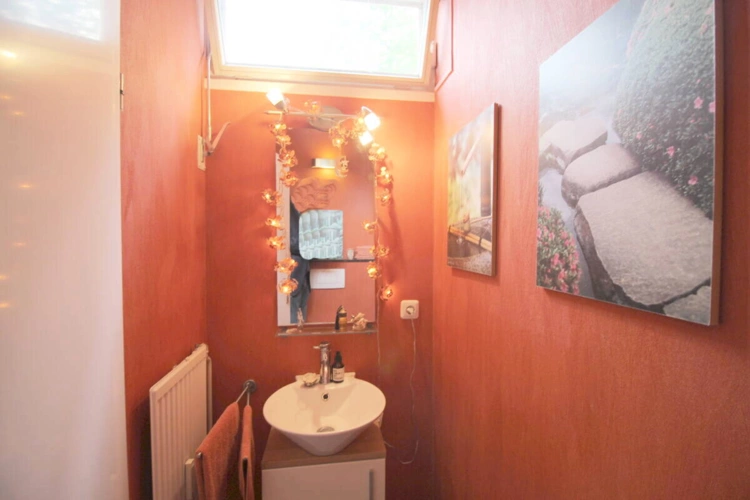 Stylischer Waschtisch u. Oberlicht Gäste-WC