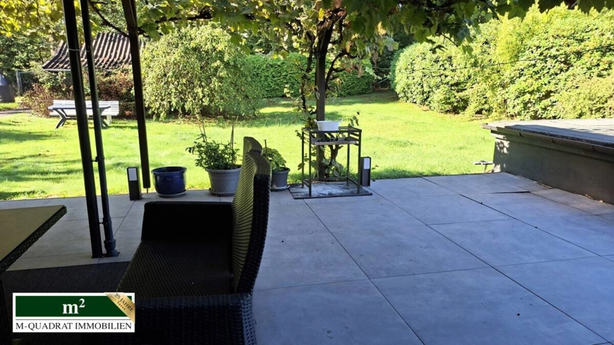 Terrasse mit Blick in den Garten
