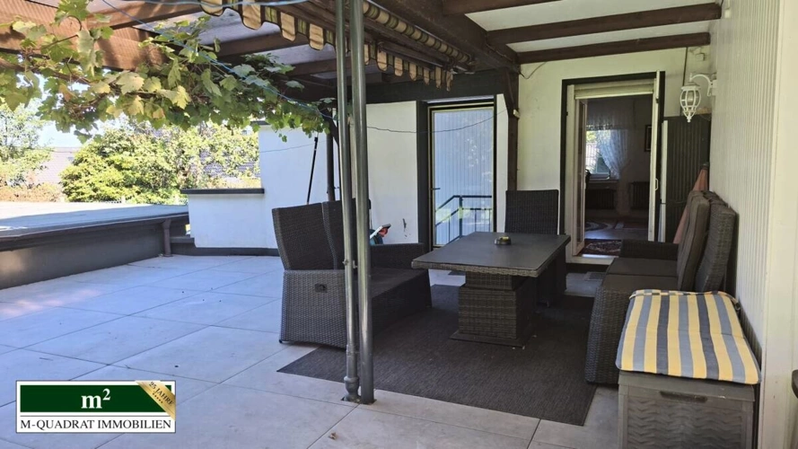 Terrasse mit Zugang zu den Garagen