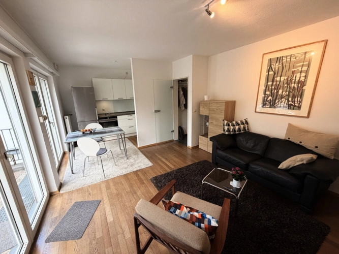 Wohnzimmer mit offener Küche