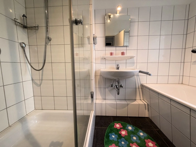 Bad mit Dusche und Wanne