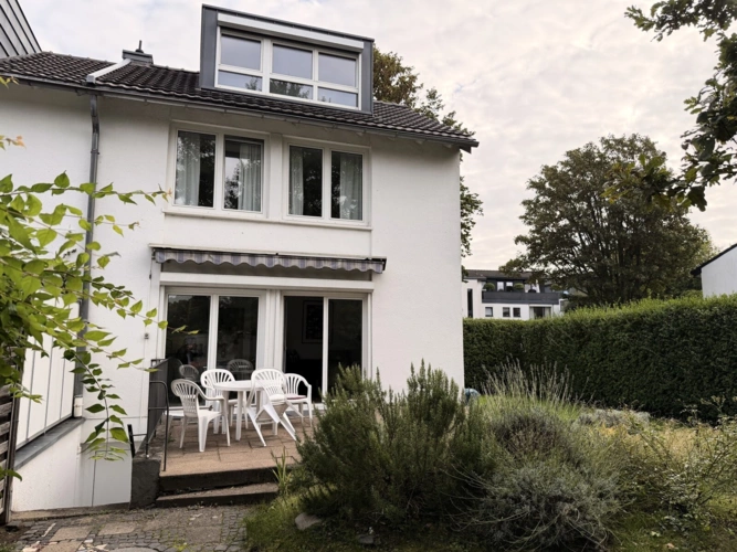 Rückansicht mit Terrasse