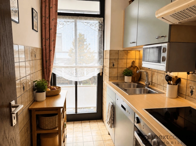 Küche mit Balkonzugang Wohnbereich mit Zugang zum Balkon (mit KI bearbeitet)