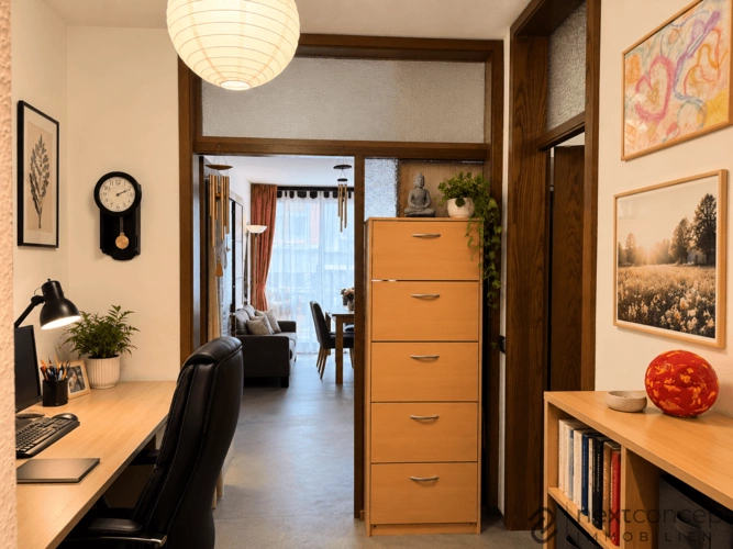 Diele Wohnbereich mit Zugang zum Balkon (mit KI bearbeitet)