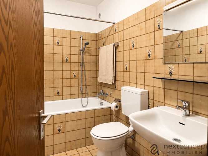 Badezimmer Wohnbereich mit Zugang zum Balkon (mit KI bearbeitet)