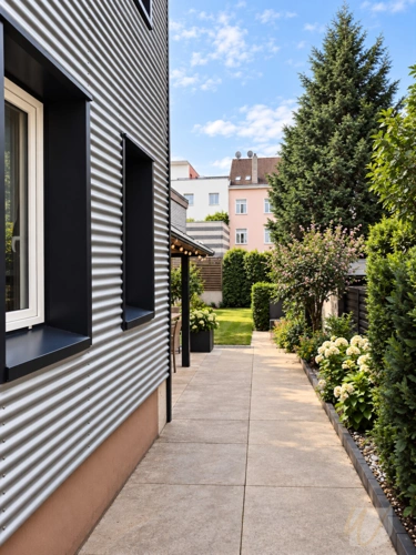 Moderner Gartenweg mit üppigem Grün