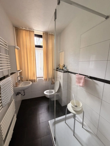 Badezimmer mit Dusche