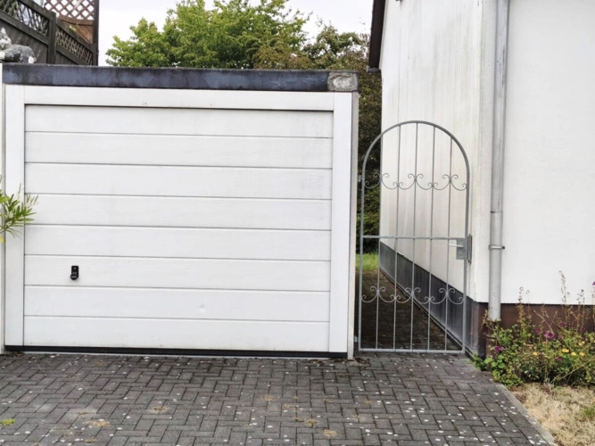 Einzelgarage mit Sektionaltor