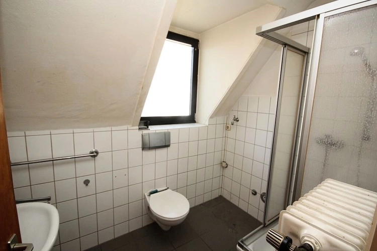 Badezimmer Dachgeschosswohnung Haus Nr. 153
