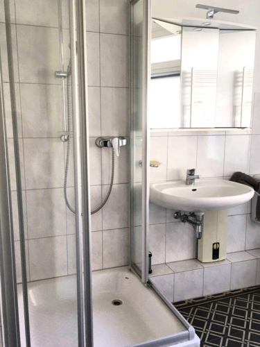 Badezimmer mit Dusche