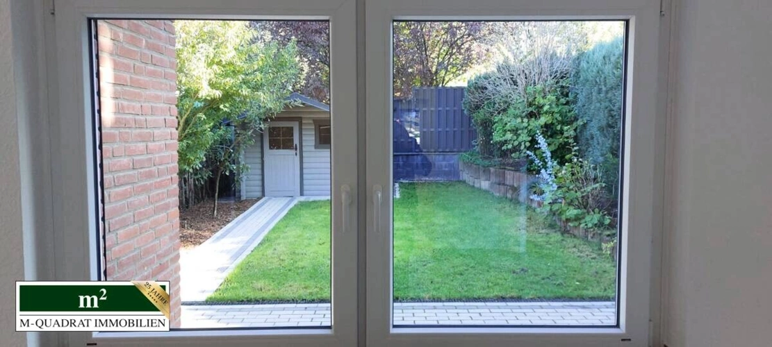 Blick Fenster in den Garten