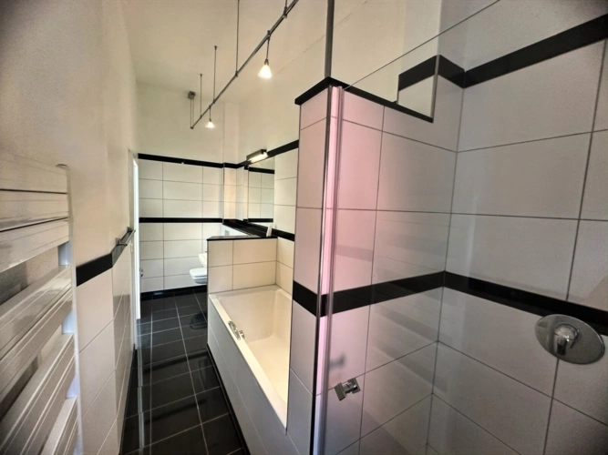 Tageslichtbad mit Dusche und Badewanne