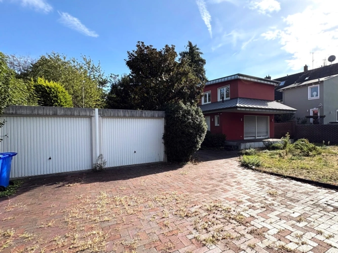 Haus und Garagen
