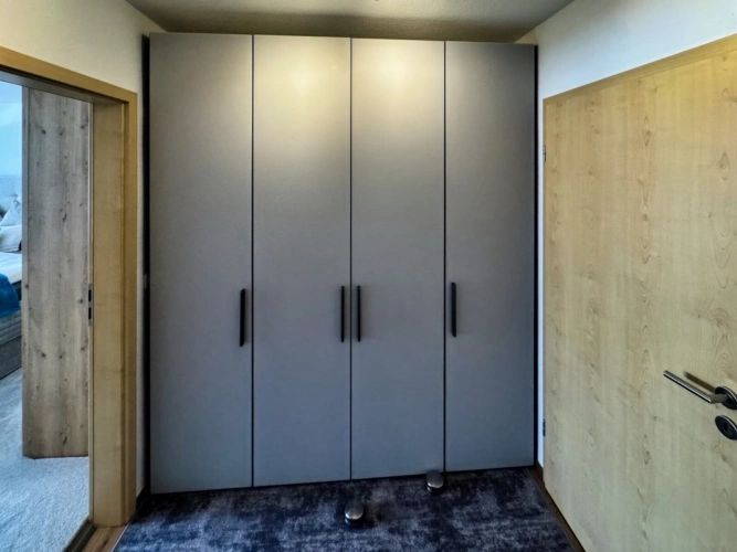 mit KI verändert - Flur mit integriertem Schrank