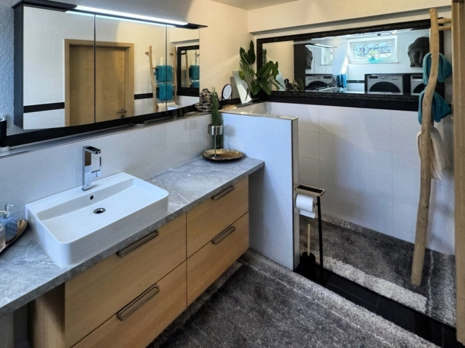 mit KI verändert - Badezimmer in gehobener Ausstattung
