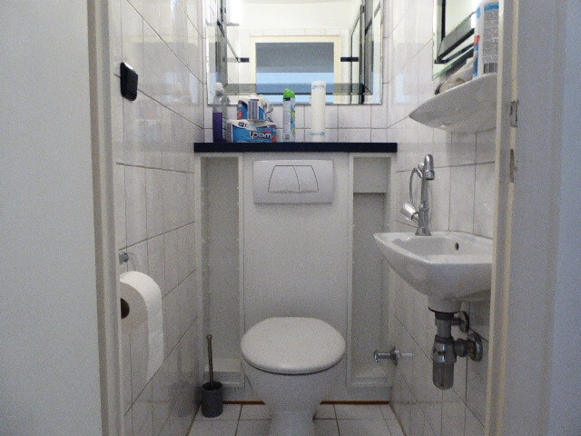 separates WC