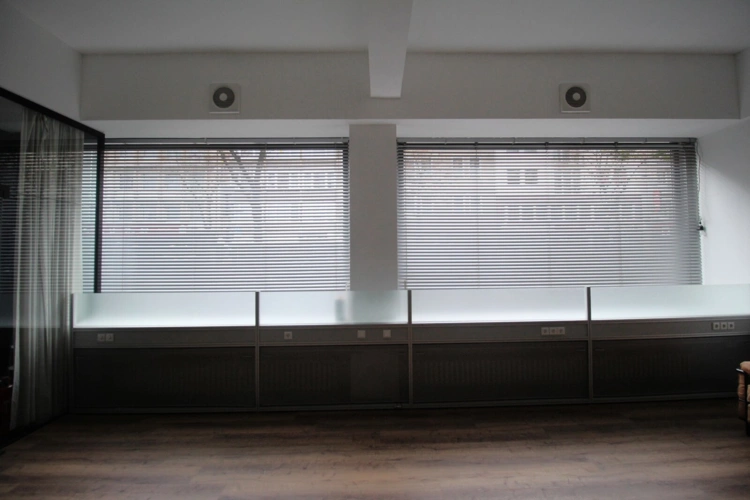 Hauptraum-Schaufenster