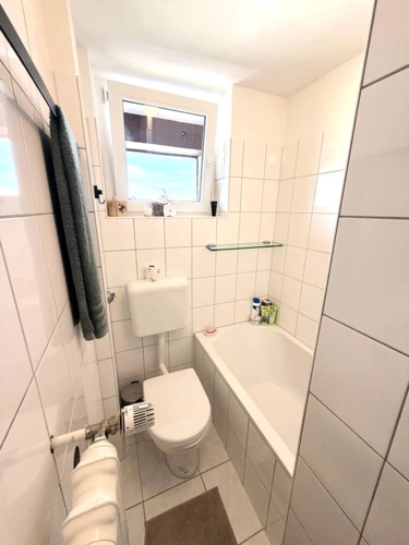 Bad mit Wanne + Fenster
