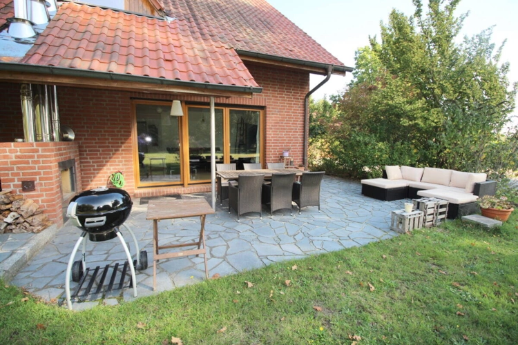 Teilüberdachte Terrasse mit Wohnzimmerzugang