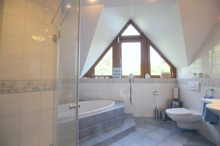 Hauptbadezimmer mit Dusche u. Wanne OG
