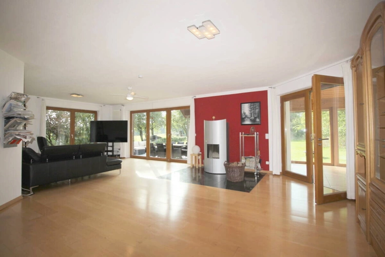 Geräumiges Wohnzimmer mit Kaminofen u. Wi