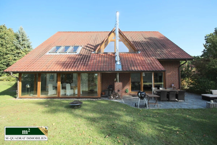Südwestansicht mit Wintergarten u. idealer PV-Dachfläche