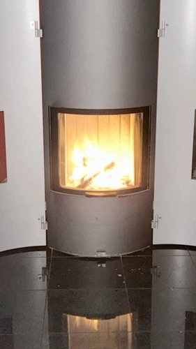Wärmender Kaminofen