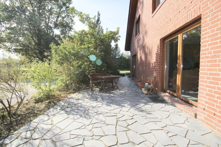 Terrasse mit 2 Terrassentüren in Küche u. Wohnzimmer