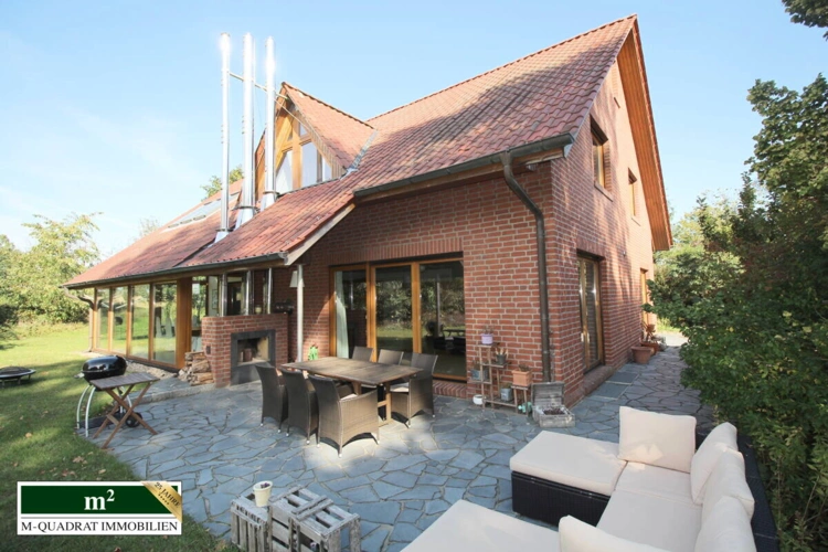 Architektenhaus mit L-förmiger Terrasse u. Außenkamin